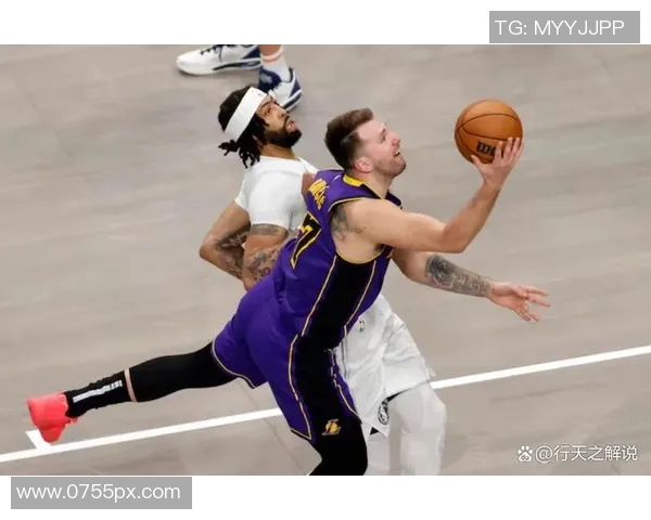 热火与独行侠激战正酣NBA赛场精彩对决引发球迷热议