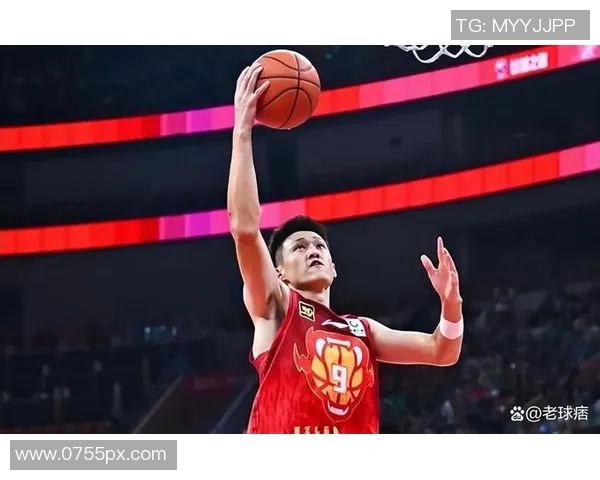 周鹏：从篮球场上的拼搏者到生活中的坚韧榜样，见证成长与奋斗的故事