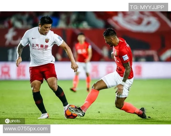 恒大与上港激战正酣球迷热情高涨精彩瞬间回顾 恒大与上港激战正酣球迷热情高涨精彩瞬间回顾